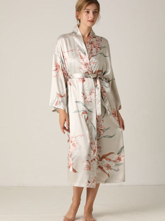 Luxuriöse Nachtwäsche Set: Eleganter Satin Kimono mit Blumenmuster